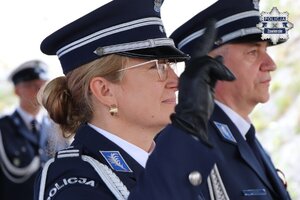 Komendant Powiatowy Policji w Zawierciu młodszy inspektor Renata Hałabuda oraz jej zastępca podinspektor Paweł Sobota oddają honor.