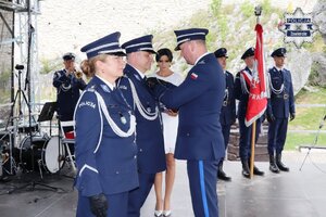 Pierwszy Zastępca Komendanta Wojewódzkiego Policji w Katowicach inspektor Radosław Kacprzak przypina medal do munduru Pierwszego Zastępcy Komendanta Powiatowego Policji w Zawierciu podinspektora Pawła Soboty.