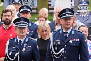 Komendant Powiatowy Policji w Zawierciu młodszy inspektor Renata Hałabuda oraz Pierwszy Zastępca Komendanta Wojewódzkiego Policji w Katowicach inspektor Radosław Kacprzak, a także zaproszeni goście.