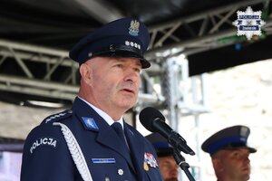 Wiceprzewodniczący Zarządu Wojewódzkiego Niezależnego Samorządnego Związku Zawodowego policjantów Województwa Śląskiego aspirant sztabowy Dariusz Tabas przemawia do mikrofonu.