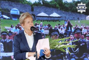 Senator RP Beata Małecka - Libera przemawia przy mikrofonie.