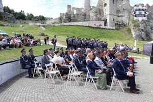 Zaproszeni goście, w tle policjanci oraz zamek w Podzamczu.
