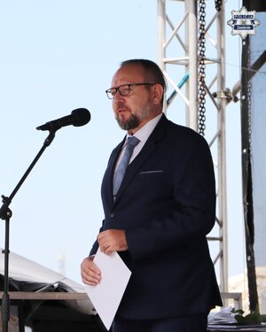 Przedstawiciel Posła na Sejm RP Barbary Dolniak przemawia do mikrofonu.