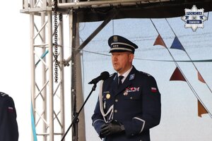 Pierwszy Zastępca Komendanta Wojewódzkiego Policji w Katowicach inspektor Radosław Kacprzak przemawia do mikrofonu.