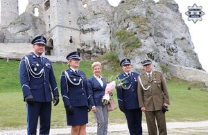 Pierwszy Zastępca Komendanta Wojewódzkiego Policji w Katowicach inspektor Radosław Kacprzak, Komendant Powiatowy Policji w Zawierciu młodszy inspektor Renata Hałabuda, Senator RP Beata Małecka - Libera, Pierwszy Zastępca Komendanta Powiatowego Policji w Zawierciu podinspektor Paweł Sobota i Szef Wojskowego Centrum Rekrutacji w Będzinie podpułkownik Tomasz Wilk stoją u podnóża zamku w Podzamczu.