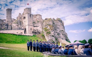 Policjanci u podnóża zamku w Podzamczu.