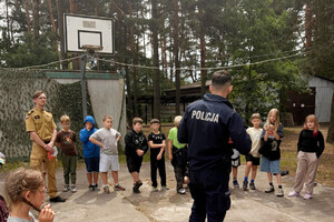 Policjant na spotkaniu z uczestnikami obozu.