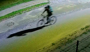 Jadący na rowerze mężczyzna.