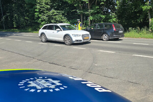 Policjant kontroluje trzeźwość kierujących samochodami.