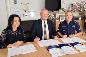 Starosta Zawierciański Teresa Mucha - Popiel, Dyrektor Szkoły Artur Zacłona i Komendant Powiatowy Policji w Zawierciu inspektor Renata Hałabuda podczas podpisywania porozumienia.