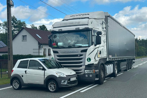 Widoczny samochód ciężarowy oraz osobowy, które brały udział w kolizji.