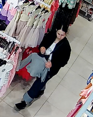 Widoczna kobieta w sklepie - sprawczyni kradzieży.