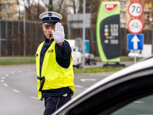 Policjant kierujący ruchem drogowym