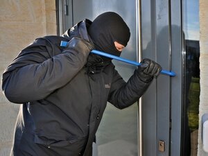 Obraz osoby włamującej się do mieszkania