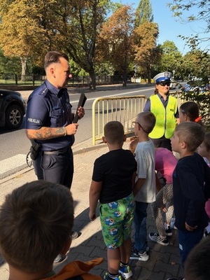 Policjanci wspólnie z dziecmi podczas spotkania
