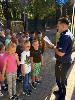 Policjanci wspólnie z dziecmi podczas spotkania