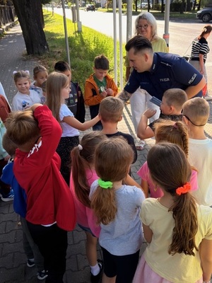Policjanci wspólnie z dziecmi podczas spotkania