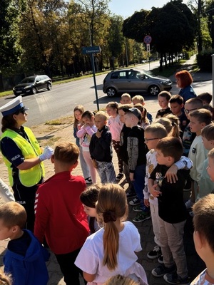 Policjanci wspólnie z dziecmi podczas spotkania