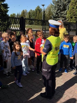 Policjanci wspólnie z dziecmi podczas spotkania