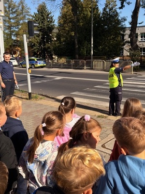 Policjanci wspólnie z dziecmi podczas spotkania