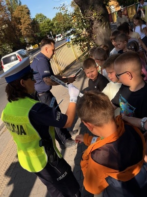 Policjanci wspólnie z dziecmi podczas spotkania
