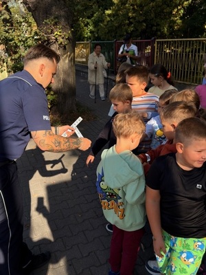 Policjanci wspólnie z dziecmi podczas spotkania