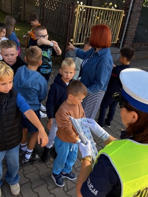 Policjanci wspólnie z dziecmi podczas spotkania