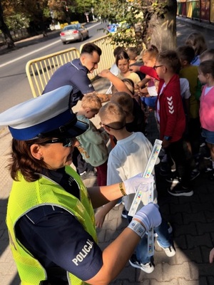 Policjanci wspólnie z dziecmi podczas spotkania