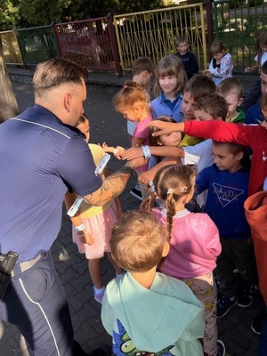 Policjanci wspólnie z dziecmi podczas spotkania