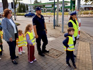 Zdjęcia dzieci podczas zajęć teoretycznych oraz praktycznych