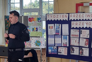 Policjant podczas spotkania z uczniami.