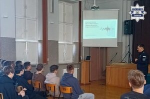 Policjant podczas spotkania z uczniami.