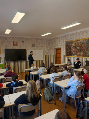 Policjant podczas spotkania z uczniami.