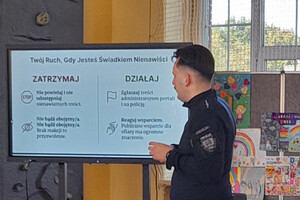 Policjant podczas spotkania z uczniami.