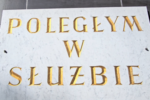 Tablica pamiątkowa, na której widnieje napis: Poległym w służbie.