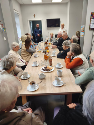 Policjant na spotkaniu z seniorami.